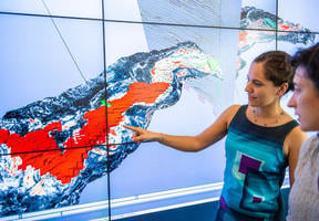 Modélisation d’un gisement d’hydrocarbures sur un mur d’écrans 