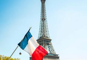Tour Eiffel derrière drapeau français