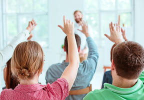 Enfants levant la main en classe
