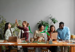 Jeunes gens travaillant ensemble