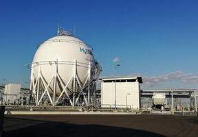 A 2,500 cubic meter liquid hydrogen tank in the port of Kobe. A terminal for importing hydrogen, particularly from Australia, has been installed in the large Japanese port near Osaka