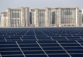 L'un des parcs photovoltaïques qui assure l'alimentation de Masdar City