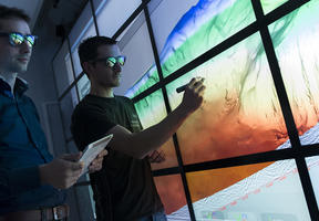 Des images sismiques en 3D projetées sur un écran pour un examen détaillé