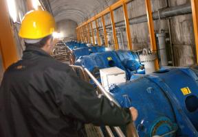 Image de turbines dans la centrale hydraulique de Grand’Maison, dans les Alpes françaises, dont les retenues d’eau constituent une station STEP