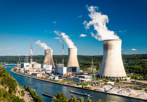 Centrale nucléaire en bord de fleuve