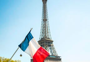 Drapeau français devant la Tour Eiffel