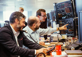 Image de "traders" effectuant les opérations financières liées au commerce des cargaisons d'hydrocarbures. 