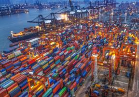 Des porte-conteneurs dans un port d'échanges commerciaux