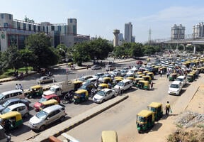 Automobiles, rickshaws et de deux roues créent des embouteillages à New Delhi qui empoisonnent la vie quotidienne.
