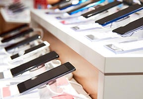 Des smartphones en vente dans un magasin