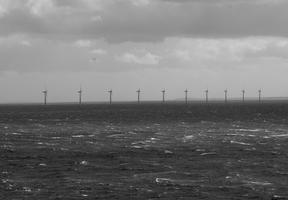 Dix éoliennes off-shore ont été installées au large de Samsø pour assurer une production électrique consommée localement ou exportée sur le réseau danois
