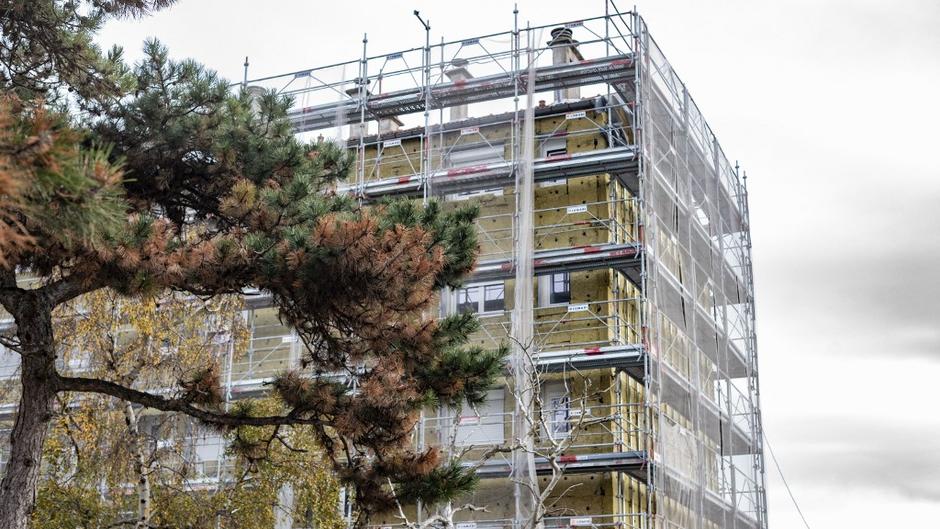 Un immeuble résidentiel est en cours d'isolation dans la banlieue de Paris. 