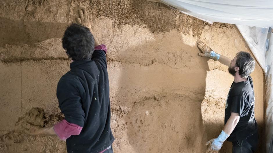 Construction d'une maison avec des murs en paille et ossature bois, des matériaux bio-sourcés et géo-sourcés 