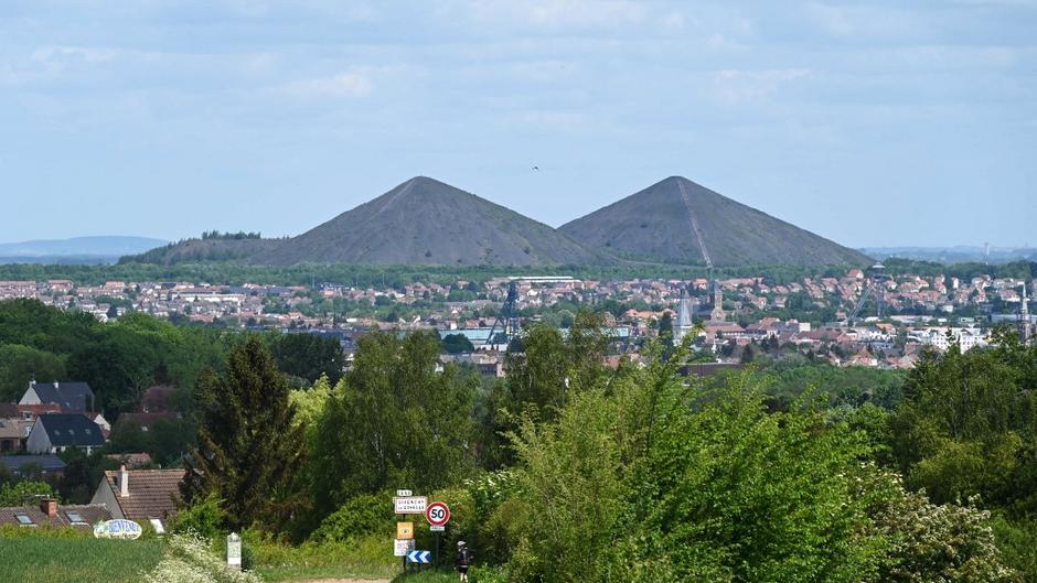 Les terrils jumeaux de 186 mètres de haut de Loos en Gohelle dans le bassin minier de Lens, dans le Nord de la France. 