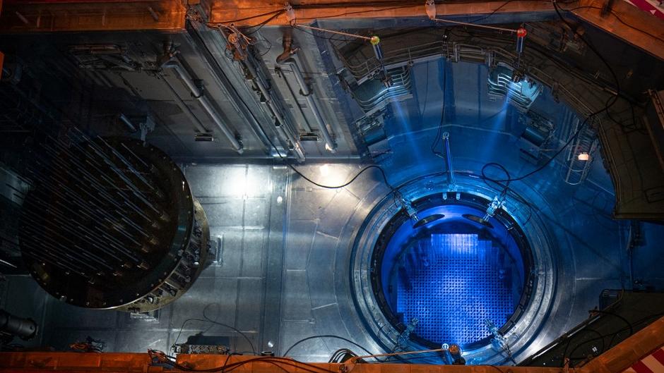 Piscine nucléaire et sa cuve à l'intérieur du bâtiment du réacteur nucléaire de Flamanville 3 à la centrale nucléaire de Flamanville au Nord-Ouest de la France. 