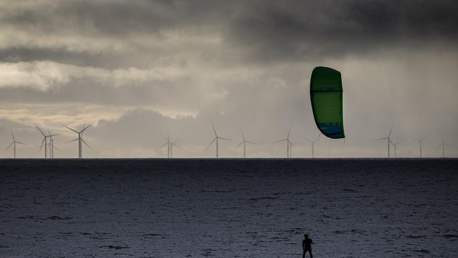 Un homme pratique le kite surf le 5 janvier 2023 à La Baule, devant le premier parc éolien offshore de France. 