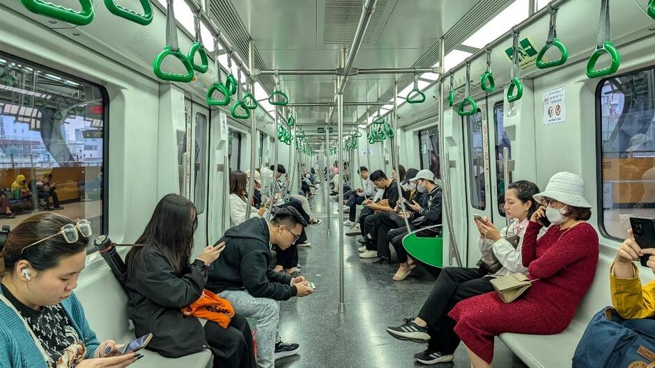 Personnes sur leur téléphone dans le métro