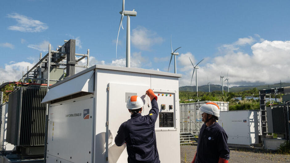 Opérateurs en tournée sur le site de stockage de batteries du parc multi-énergies de La Perrière à Sainte-Suzanne, La Réunion