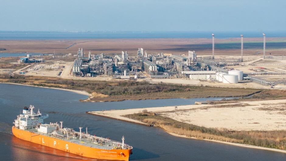 Cargo passant devant l'usine de gaz naturel liquéfié  de Port Arthur, au Texas. 
