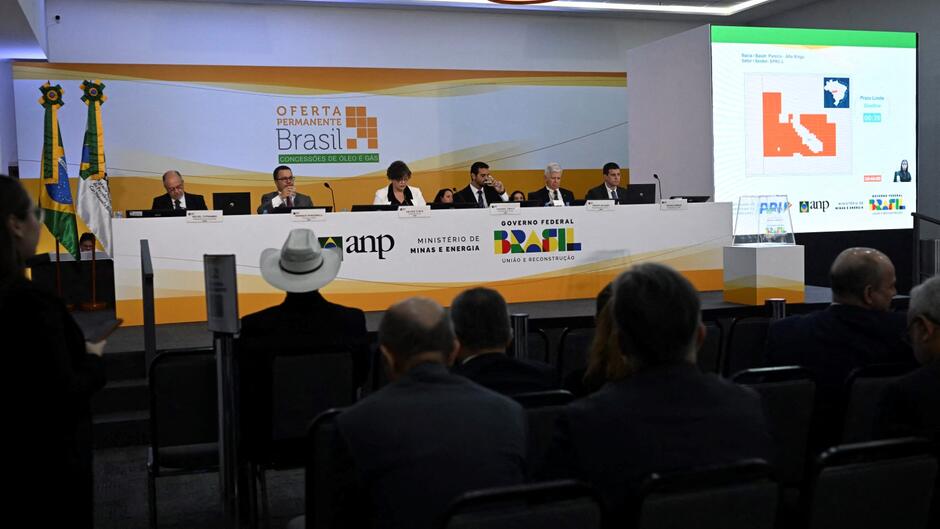 Des représentants de sociétés pétrolières et gazières assistent à une vente aux enchères de blocs pétroliers organisée par l'Agence nationale du pétrole et du gaz (ANP) du Brésil.