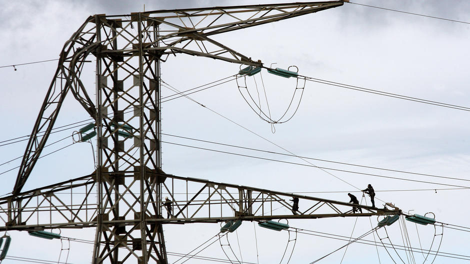 Métier dans le réseau électrique par mauvais temps 