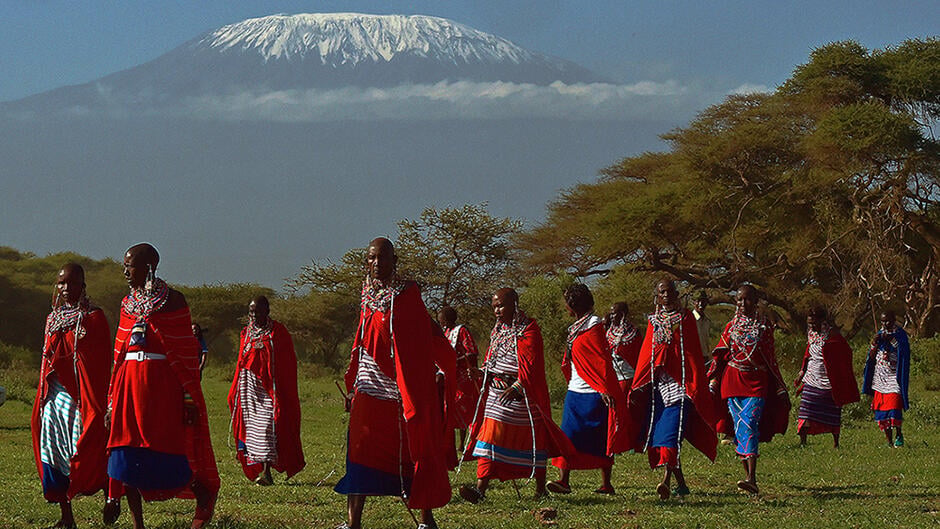 Des femmes masaï qui traversent la vallée du Kilimandjaro au pied du sommet.