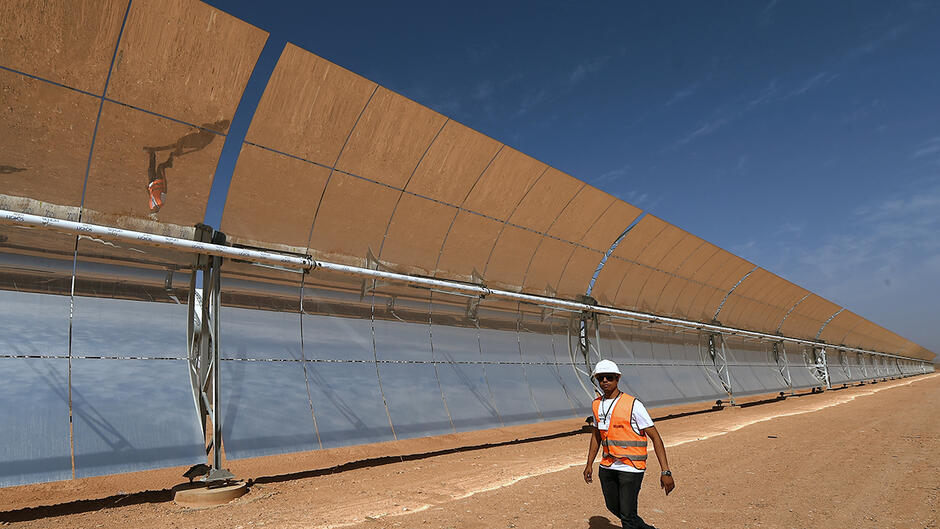 Des miroirs courbes dans la grande centrale de Ouarzazate, Noor 1 au Maroc