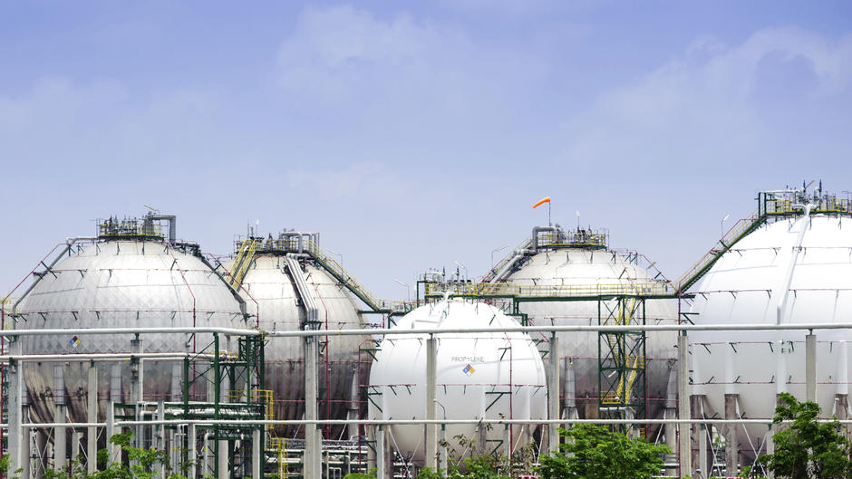 Des cuves de stockage de gaz naturel