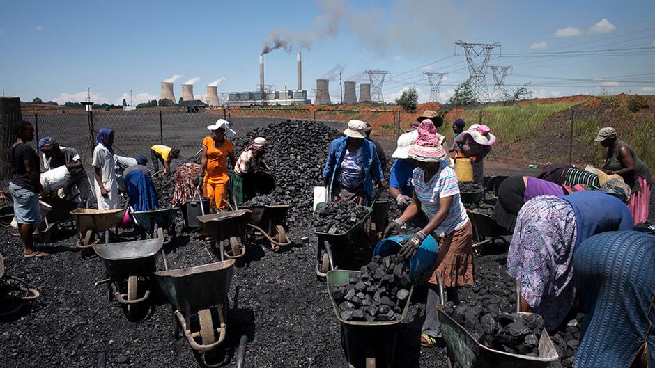 Des femmes qui viennent s'approvisionner à la mine de Masakhane, dans la riche région charbonnière de Witbank