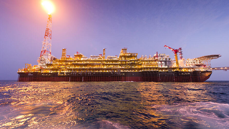 12 - Comme un immense paquebot immobile