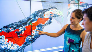 Modeling a hydrocarbon deposit on a screen wall