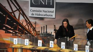 7 urnes transparentes avec à l’intérieur de chacune les enveloppes comprenant les propositions des différentes sociétés internationales.