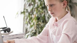 Jeune fille participant à une classe en ligne