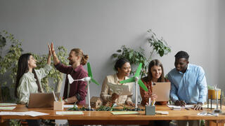 Jeunes gens travaillant ensemble