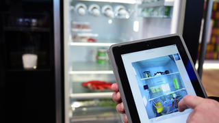 Le contrôle de l'approvisionnement d'un réfrigérateur avec une tablette 