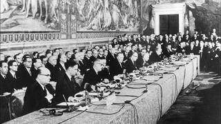 Le 25 mars 1957, le "traité de Rome" institue la CEE et aussi la Communauté européenne de l'Énergie atomique (EURATOM)