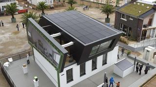 Un exemple d'une maison du futur présentée au rassemblement européen Solar Decathlon à Versailles