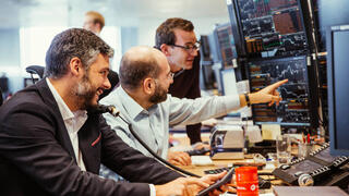 Image de "traders" effectuant les opérations financières liées au commerce des cargaisons d'hydrocarbures. 