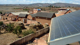 Photo d'une unité solaire photovoltaïque dans un village de Madagascar.