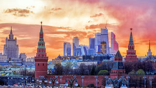 Le Kremlin, les gratte-ciels en "gothique stalinien" et le nouveau quartier d'affaires "Moskva City"