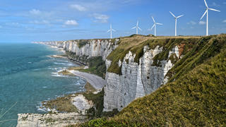Image d’éoliennes sur la crête d’une falaise, signe de l’essor des énergies renouvelables en Europe.