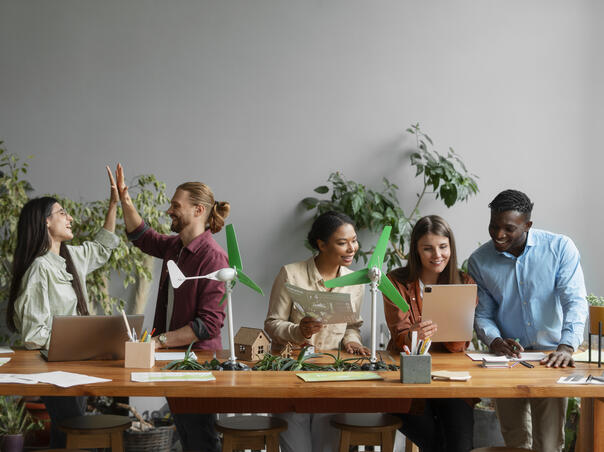 Jeunes gens travaillant ensemble