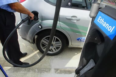 L'éthanol et le biodiesel peuvent être  mélangés aux carburants pétroliers classiques