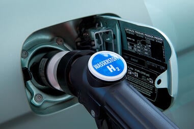 Gros plan sur un pistolet d'hydrogène dans une station de distribution