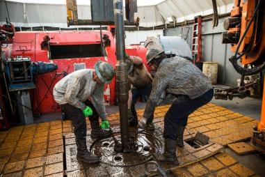 Image of workers on a shale oil extraction site in Watford City, North Dakota (United States).
