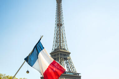 Drapeau français devant la Tour Eiffel