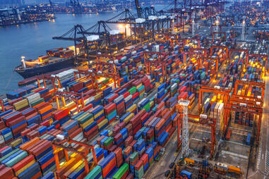 Des porte-conteneurs dans un port d'échanges commerciaux