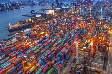 Des porte-conteneurs dans un port d'échanges commerciaux