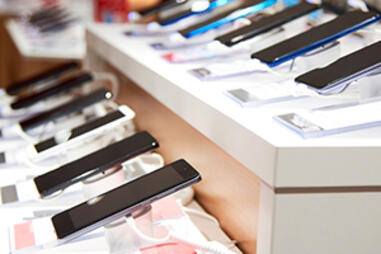 Des smartphones en vente dans un magasin