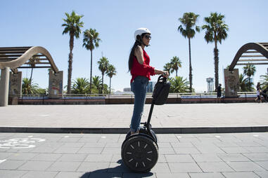 Une femme sur un hoverboard avec manche de conduite